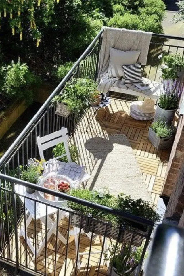 soigner detail deco balcon aménagement mobilier petite table chaises 2 personnes tapis plantes vertes