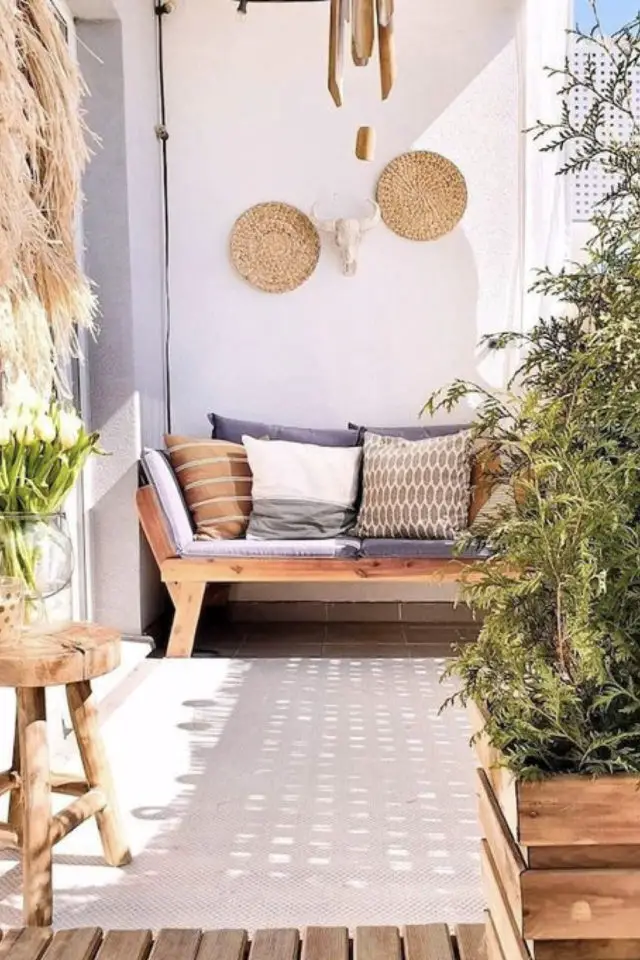 soigner detail deco balcon tapis outdoor banquette en bois tendance arbuste