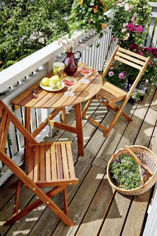 soigner detail deco balcon chaises en bois pliantes petite table micro balcon