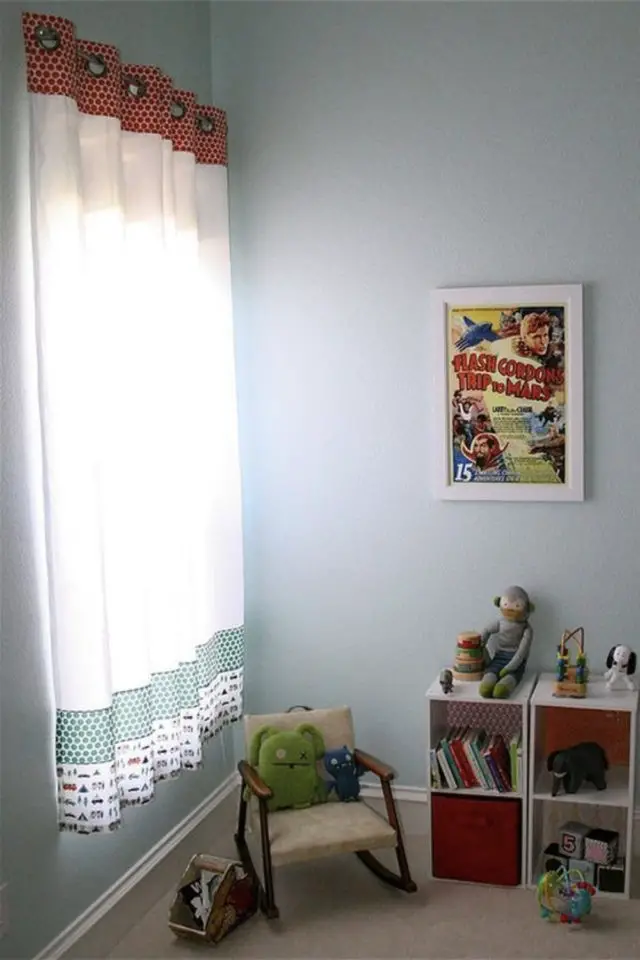 chambre enfant rideaux stores simple liseré de couleur bandes de motifs DIY