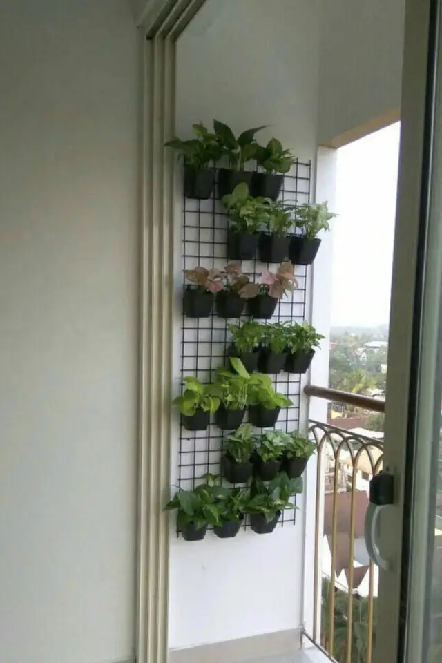 choisir plantes pour balcon installation murale pot de fleur grille métal