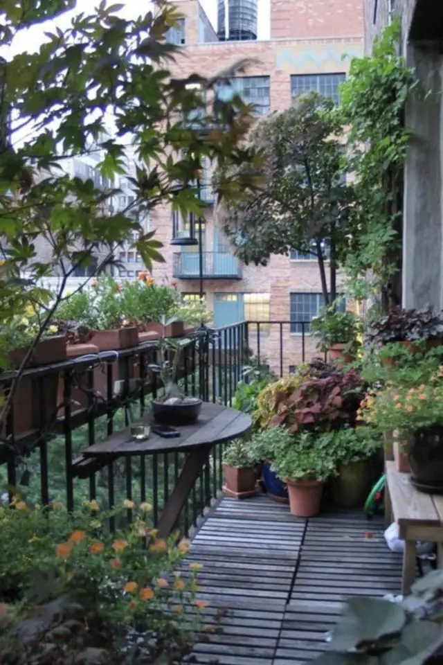 choisir plantes pour balcon garde corps en métal simple arbustes pot de fleurs