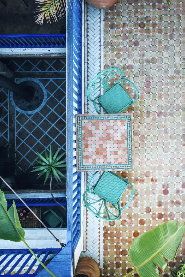 comment amenager petite terrasse charmant carreaux tomettes mobilier couleur turquoise vacances
