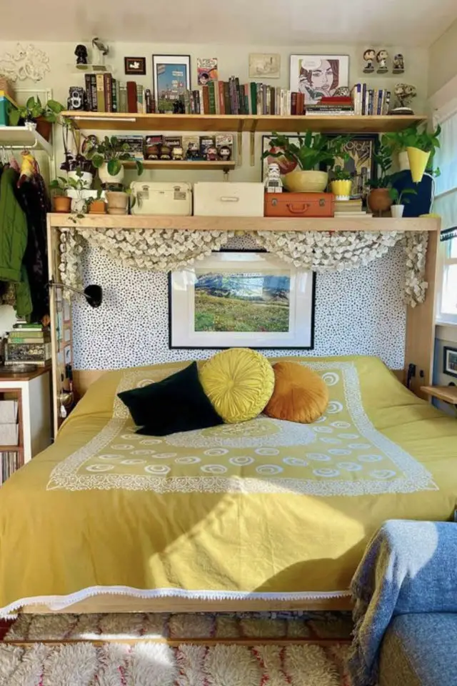 deco eclectique petite chambre adulte housse de couette jaune "tagère dessus du lit coussin noir et corail