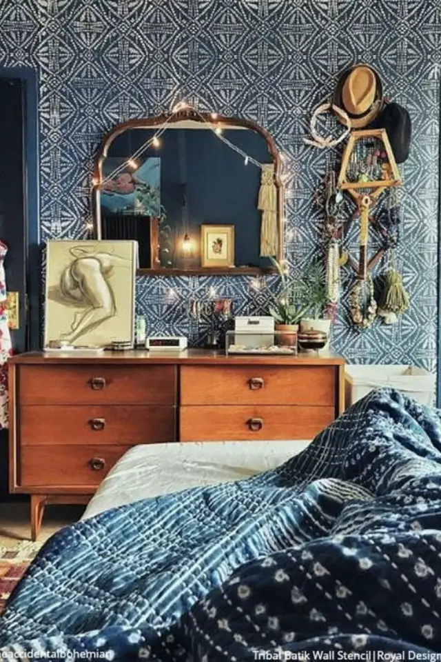 deco eclectique petite chambre adulte meuble vintage commode mid century modern papier peint bleu miroir angles arrondis
