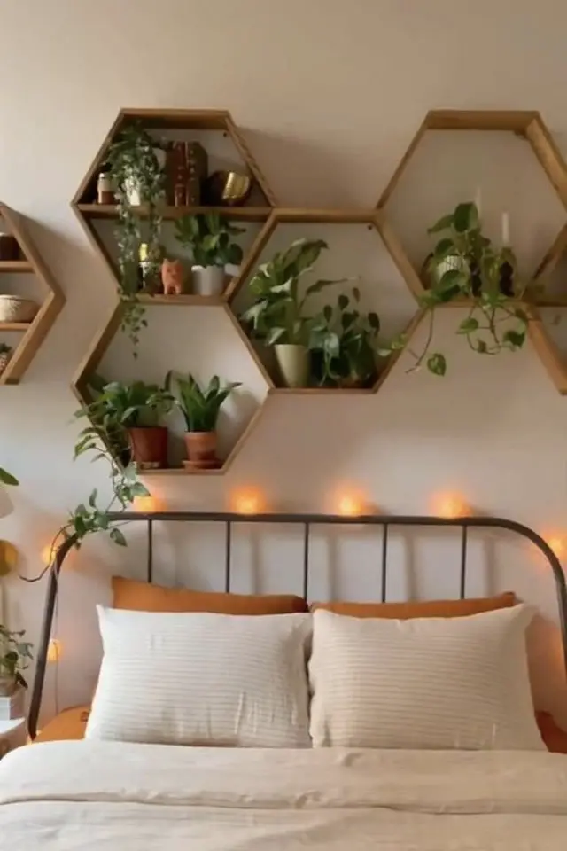 deco eclectique petite chambre adulte étagère hexagonale en bois plantes vertes petite taille guirlande sur tête de lit en métal