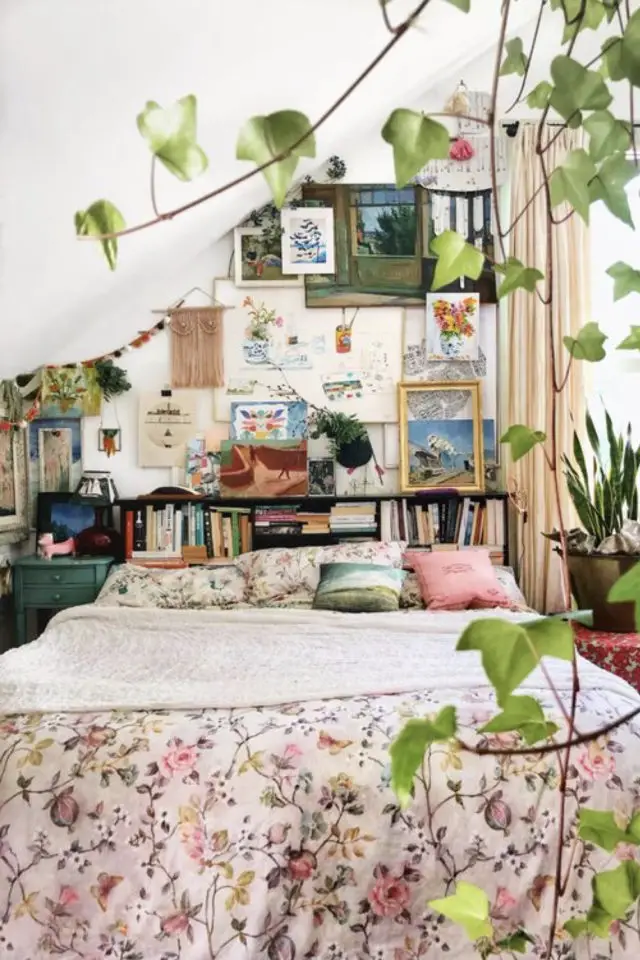 deco eclectique petite chambre adulte déco murale dessus tête de lit linge à fleurs tête de lit bibliothèque