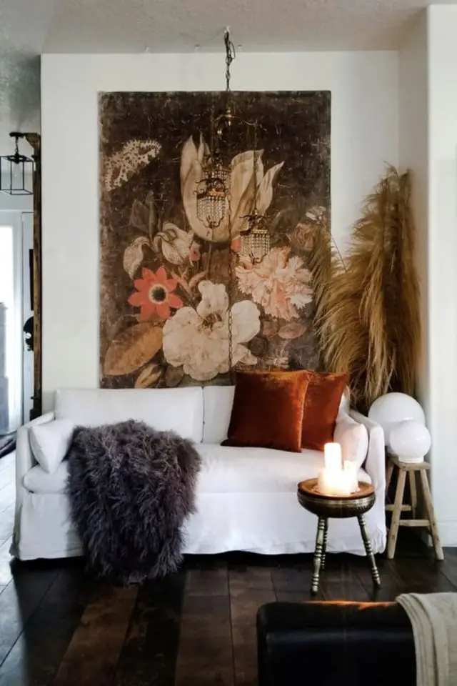 decor salon avec canape blanc style clic grand tableau couleurs marron orange automne