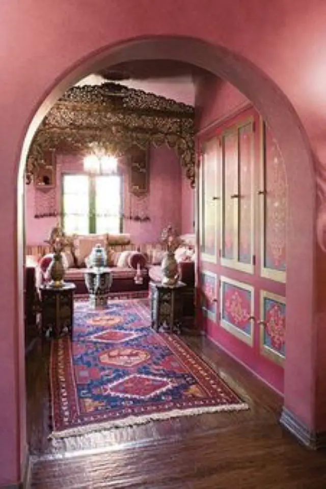 decoration indienne couleur exemple arche mural rose violet tapis ton sur ton