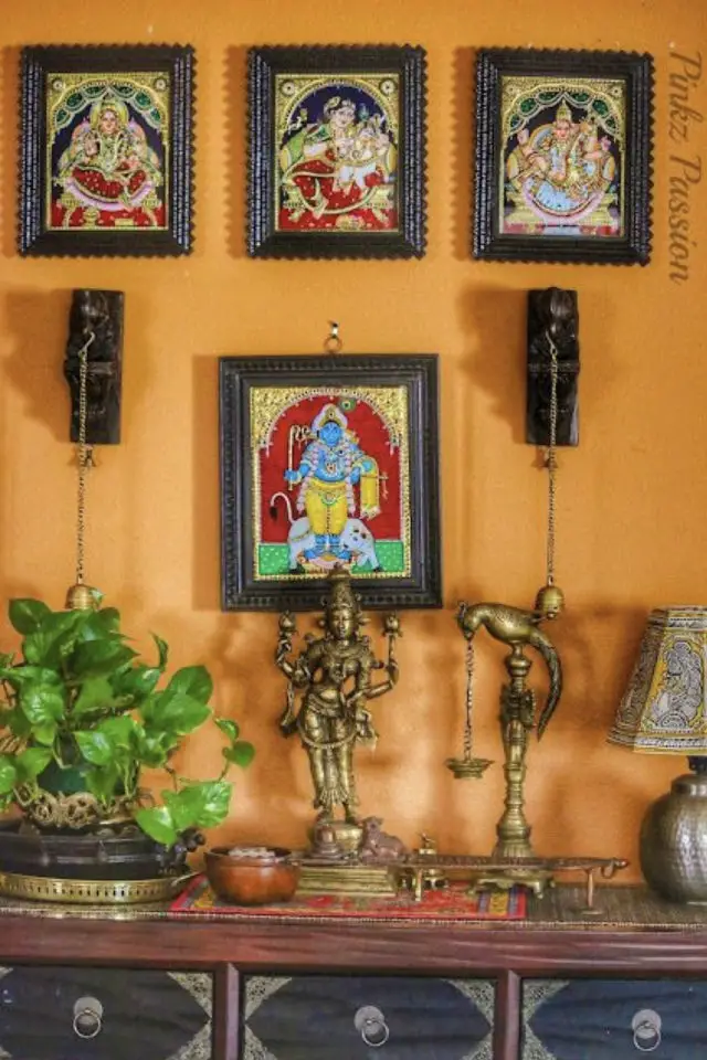 decoration indienne couleur exemple mur orange affiche divinité hindoue plante statue dessus buffet