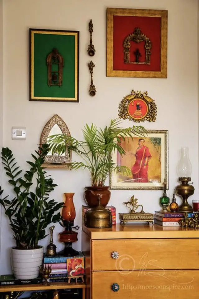 decoration indienne couleur exemple dessus buffet cadre affiche rétro accessoire objet décoratif