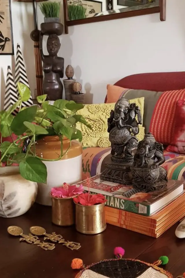 decoration indienne couleur exemple dessus table basse Ganesh statuette livres plantes intérieurs canapé rouge multicolore