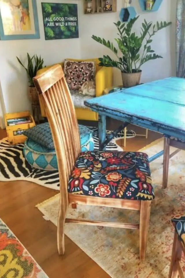 decoration indienne couleur exemple revêtement chaise textile floral table bleu patiné