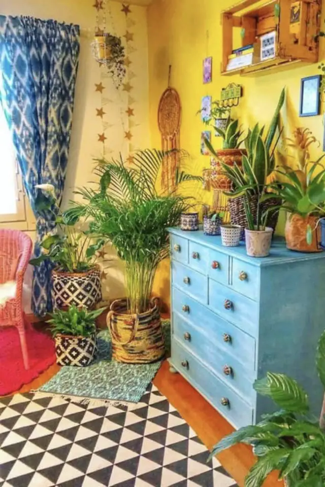 decoration indienne couleur exemple mur jaune commode bleu explosion colorée plantes vertes