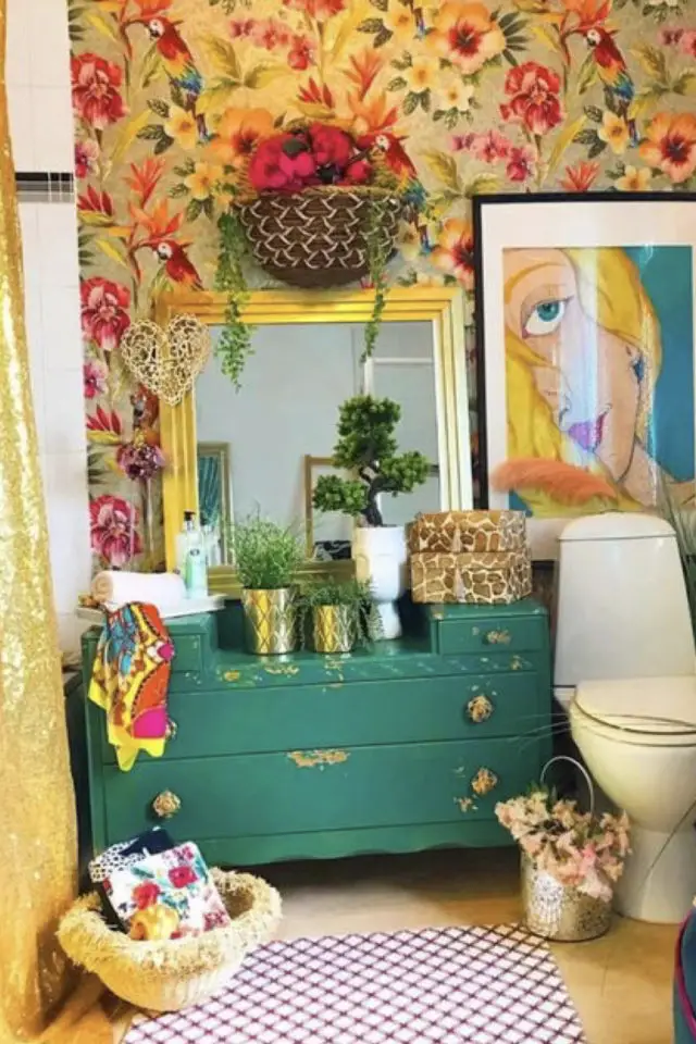 decoration salle de bain multicolore exemple papier peint fleuri fond jaune meuble vasque vert tableau coloré