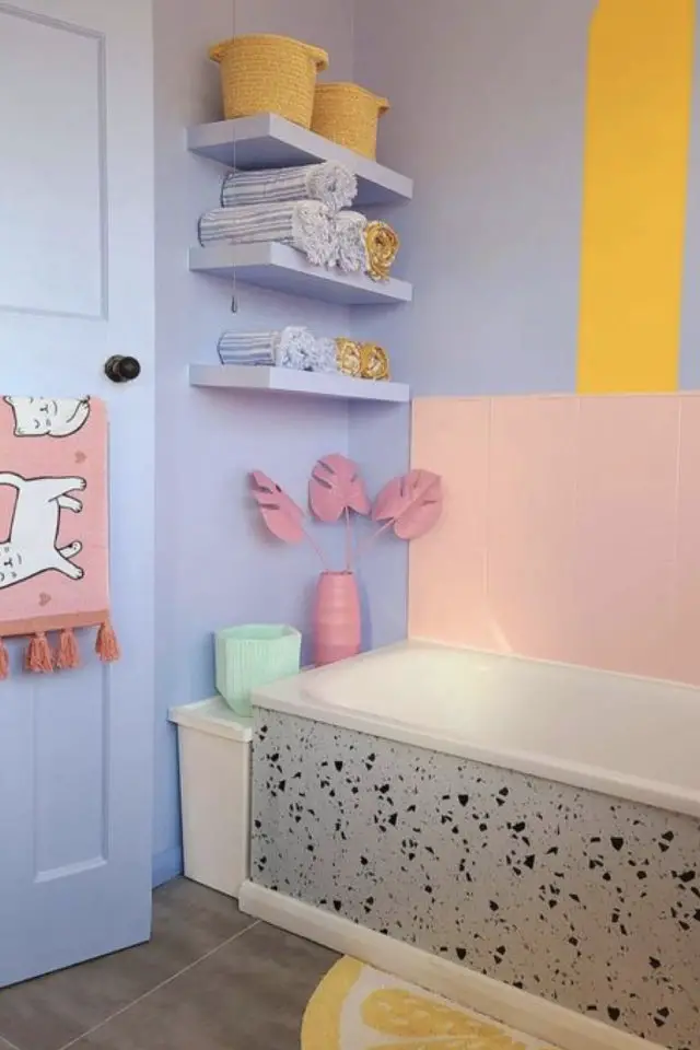 decoration salle de bain multicolore exemple jaune violet rose peinture étagère en ton sur ton