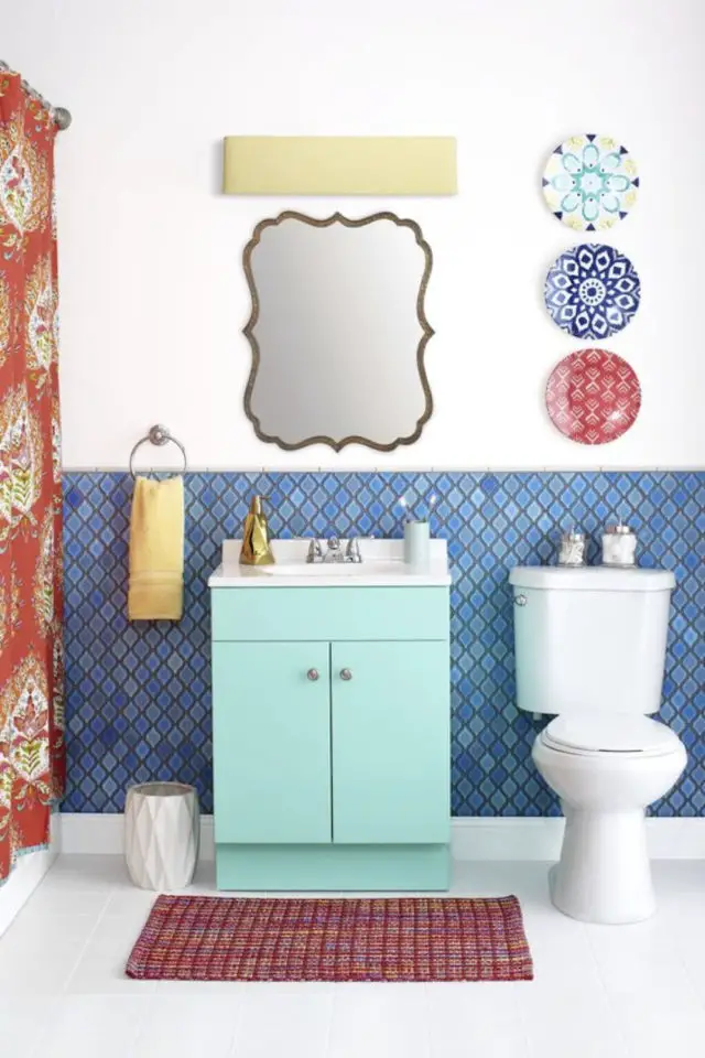 decoration salle de bain multicolore exemple soubassement carrelage bleu meuble vasque vert d'eau détails rouges