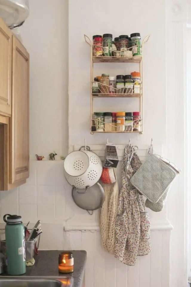 decoration suspendue mur cuisine exemple pot à épices petites étagères