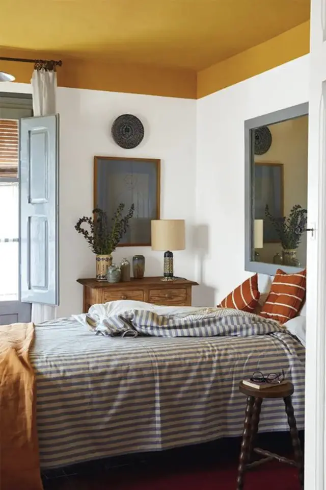 detail deco chambre adulte ambiance simple épuré et moderne chaleureux parure de lit unie volets bleus