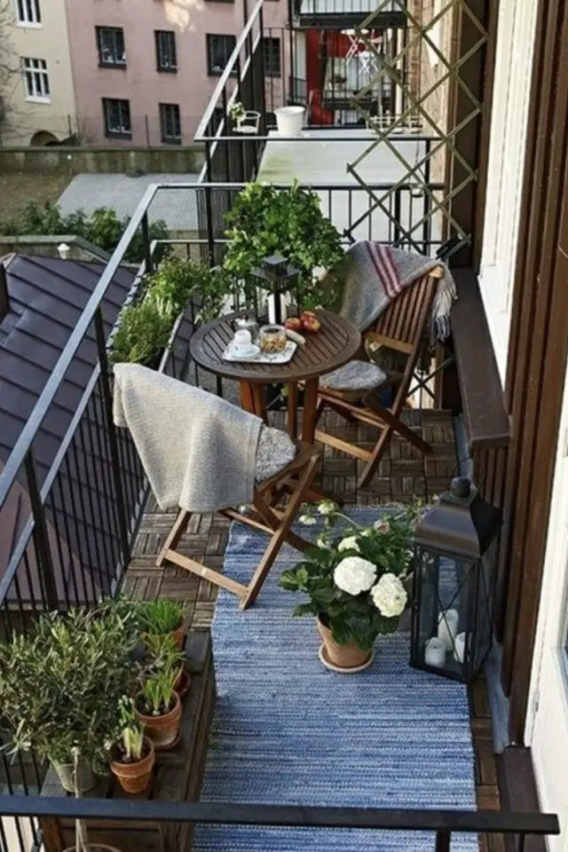 exemple agencement balcon en longueur petite table ronde en bois chaise pliante tapis plantes