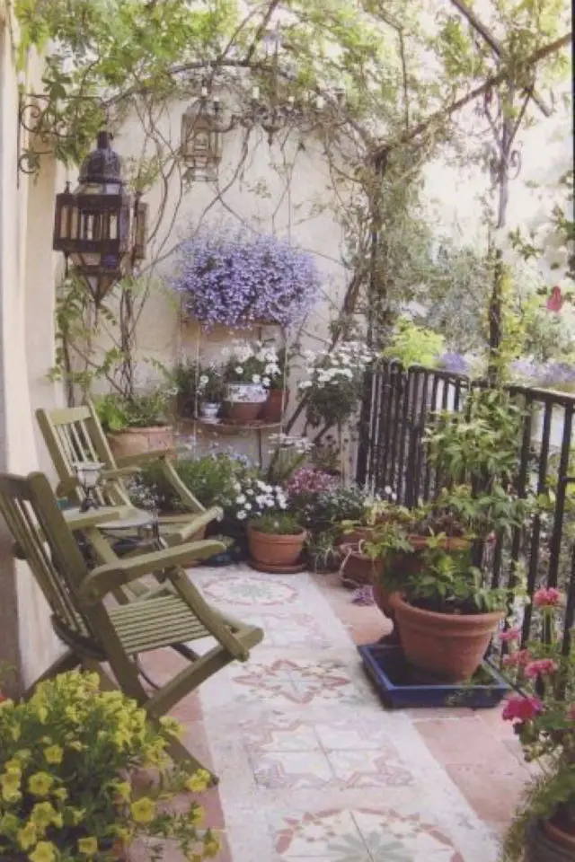 exemple agencement balcon en longueur fauteuil en bois peint plantes vertes en pot