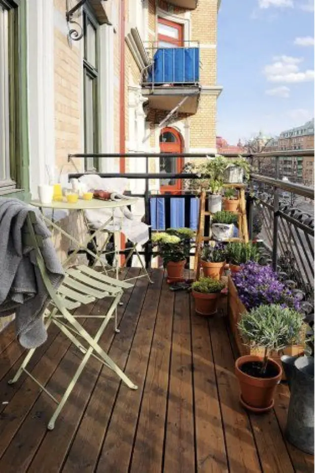 exemple agencement balcon en longueur chaise pliante en métal simple appartement