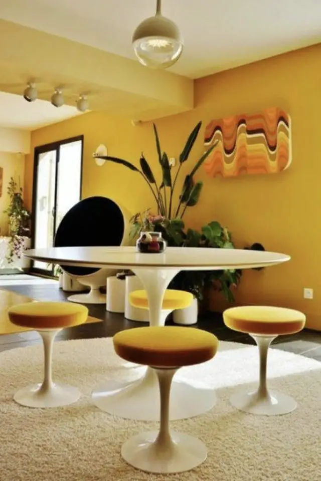 exemple deco interieure annees 70 salle à manger mobilier design table Tulipe blanche tabouret peinture jaune