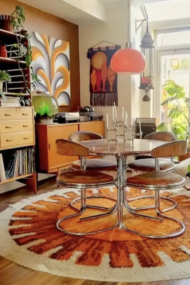 exemple deco interieure annees 70 salle à manger tapis rond inox chaise meuble mid century modern