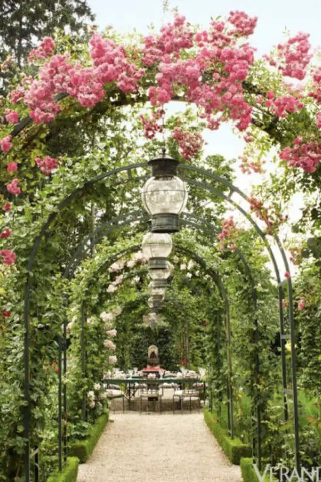 exemple deco jardin arche fleur allée romantique perspective rose luminaire extérieur