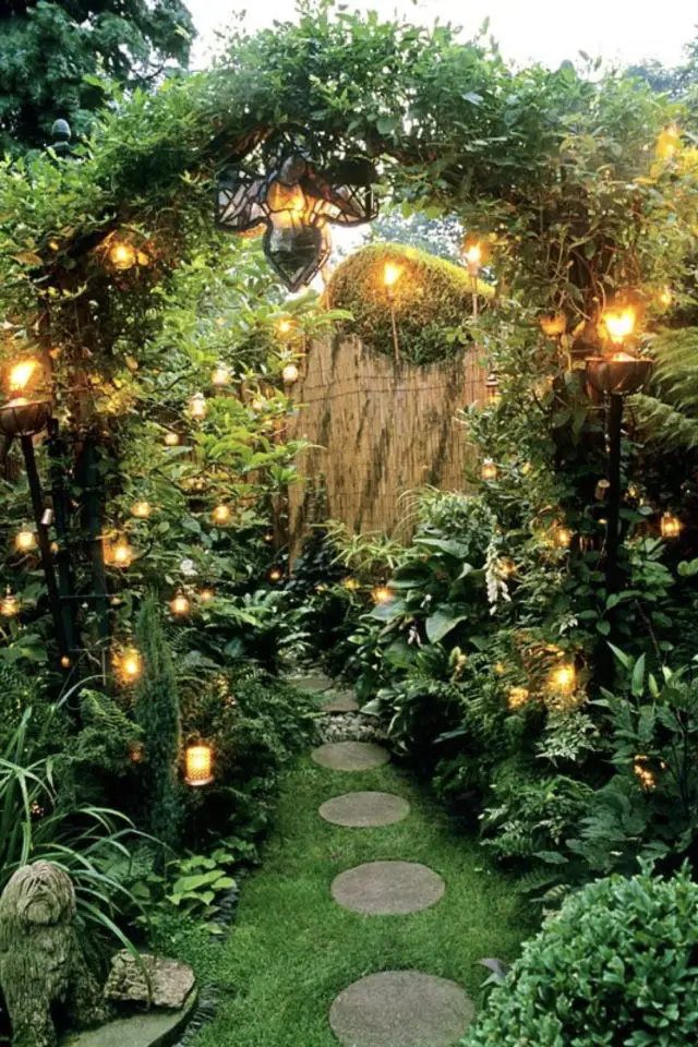 exemple deco jardin arche fleur ambiance lumineuse éclairage extérieur allée