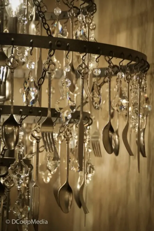 exemple decoration recup salle a manger chandelier lustre mélange pampille et couverts