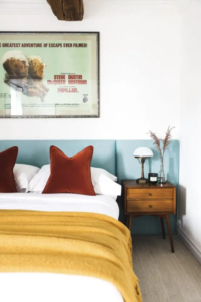 exemple jolie chambre parentale tête de lit en velours bleu ciel coussin marron terracotta couvre-lit jaune rétro
