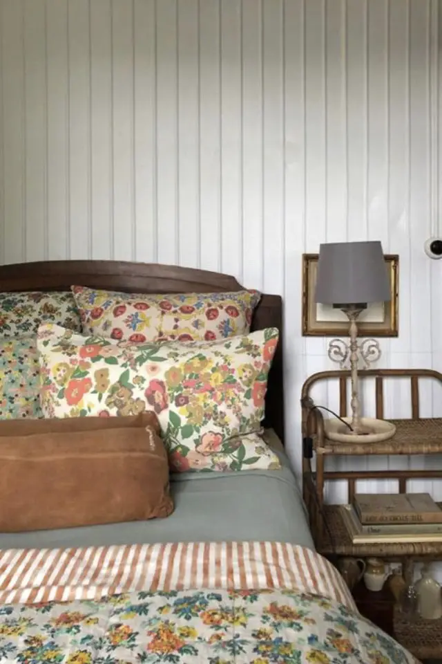 exemple jolie chambre parentale vintage farmhouse coussin à fleur meuble ancien en bois