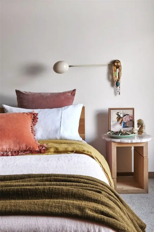 exemple jolie chambre parentale minimaliste couleur orange blanc jaune élégant coussin textile