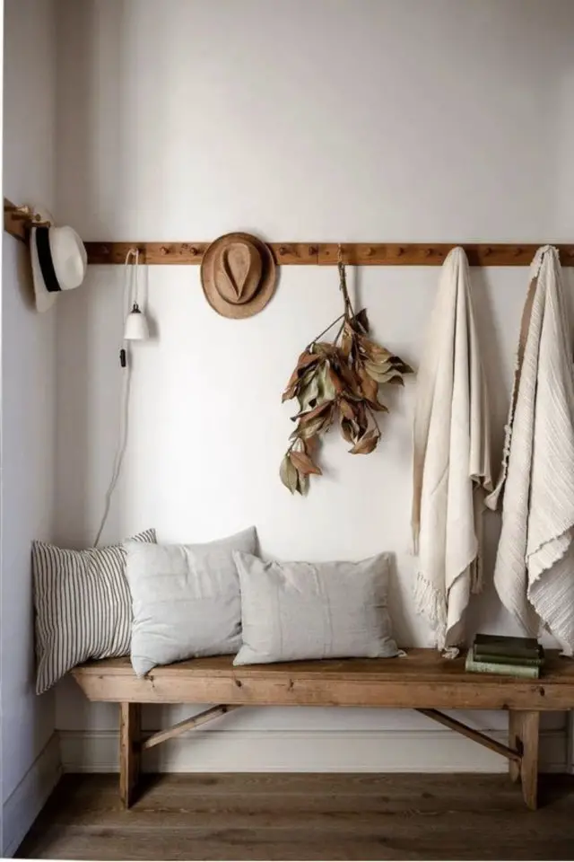 exemple relooking entree ambiance slow intérieur couleur neutre coussin gris lin banc en bois porte-manteau linéaire mural