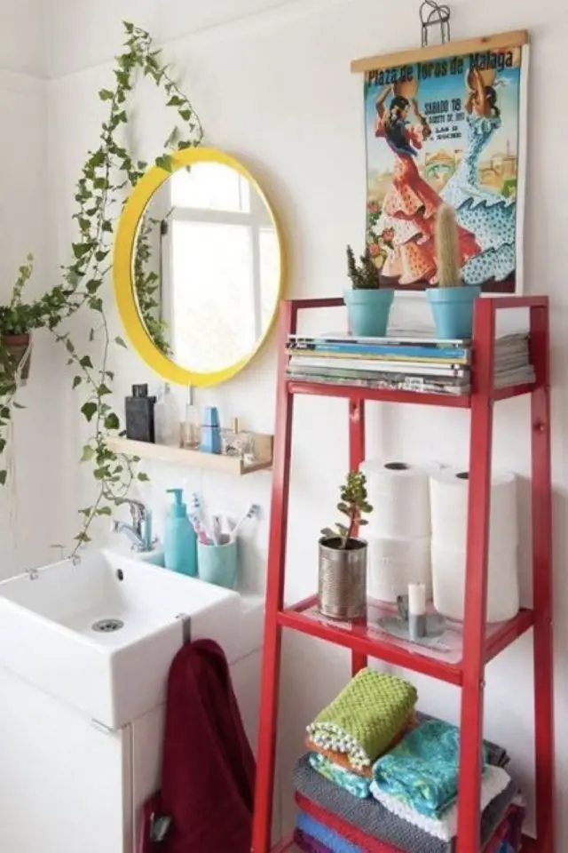 exemple touche de rouge decoration petit meuble salle de bain coloré miroir rond jaune pop