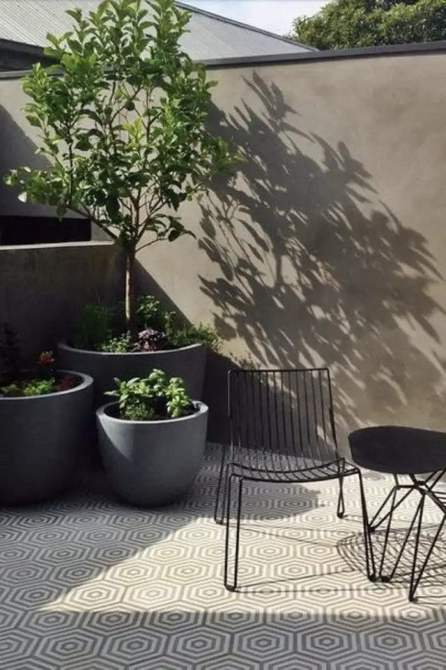 exterieur ambiance minimale design exemple terrasse simple épurée pot de fleurs béton mobilier métal noir