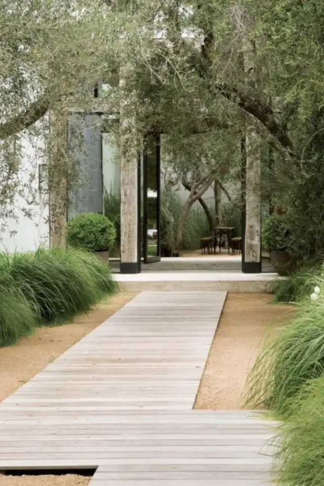 exterieur ambiance minimale design exemple allée bois épurée gravier plantes vertes bosquet