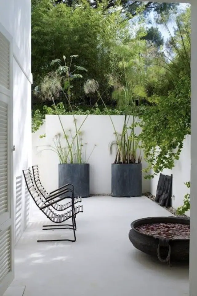 exterieur ambiance minimale design exemple épuré terrasse en longueur simple blanc 