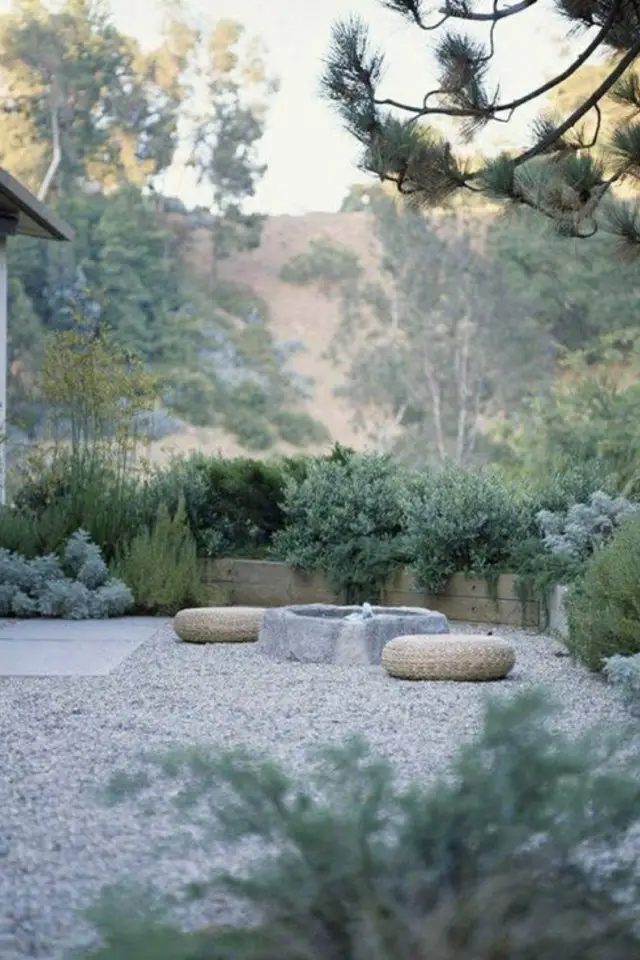 exterieur ambiance minimale design exemple gravier pouf épuré arbre en jardinière