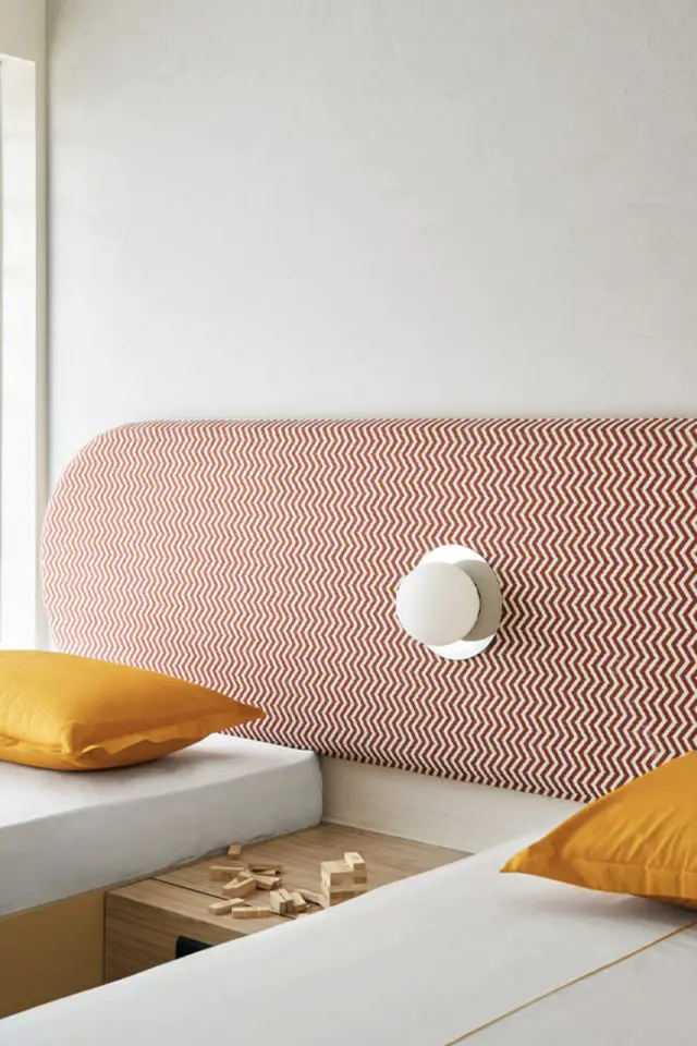 interieur contemporain minimaliste lumineux tête de lit oblongue textile luminaire chambre double