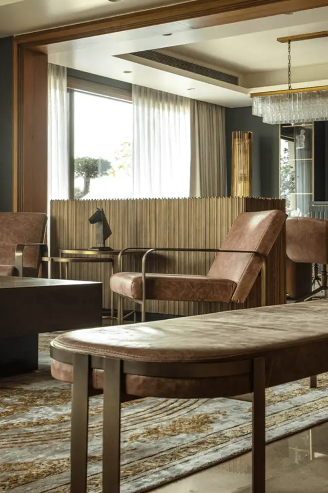 interieur masculin et elegant classique espace lounge banquette méridienne en cuir table en bois époque ancienne