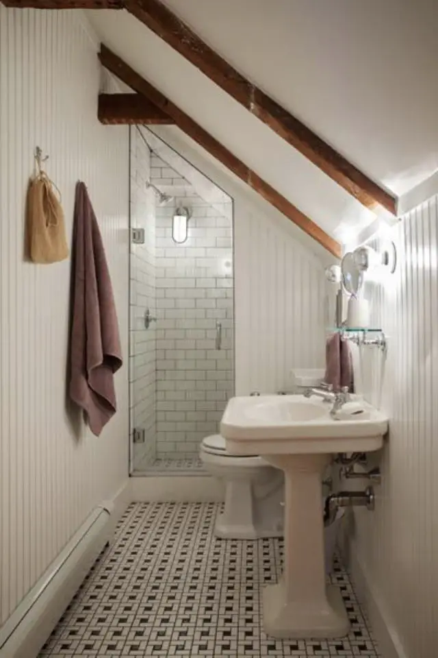 jolie petite salle de bain sous les combles étroite blanche douche au donf lavabo ancien