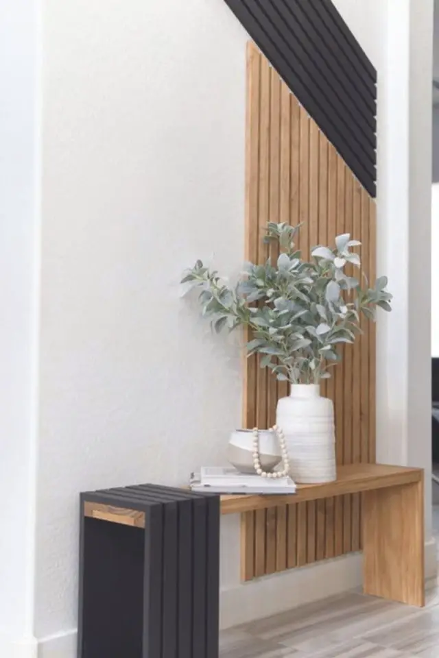 pan de mur deco originale entrée escalier mur en peinte tasseaux de bois élégants