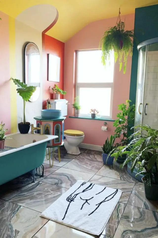 salle de bain maxi couleur exemple décor mural original peinture jaune rose orange baignoire ancienne verte