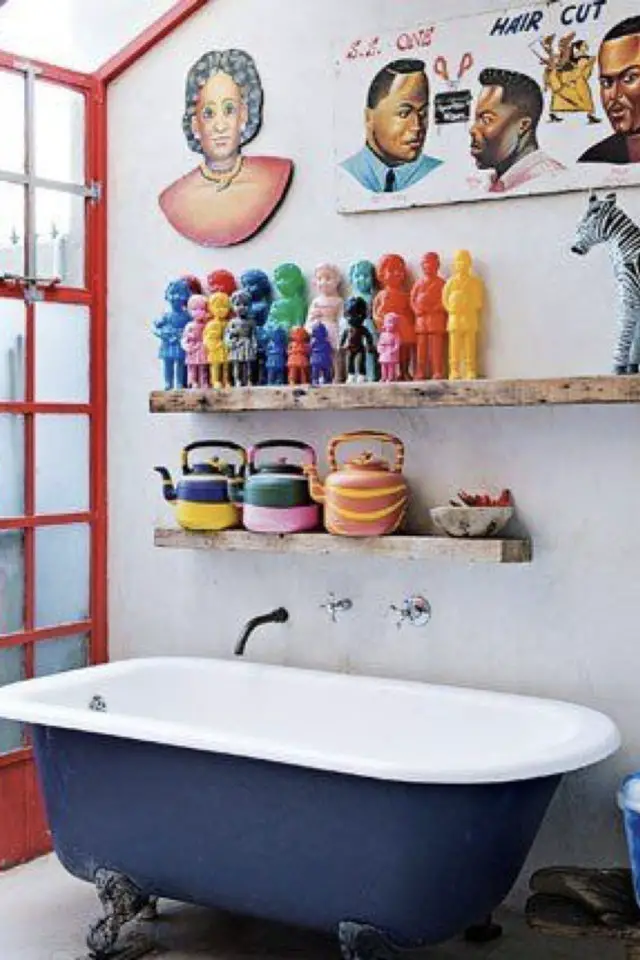salle de bain maxi couleur exemple bleu blanc rouge détails objets déco multicolores jouets enfants
