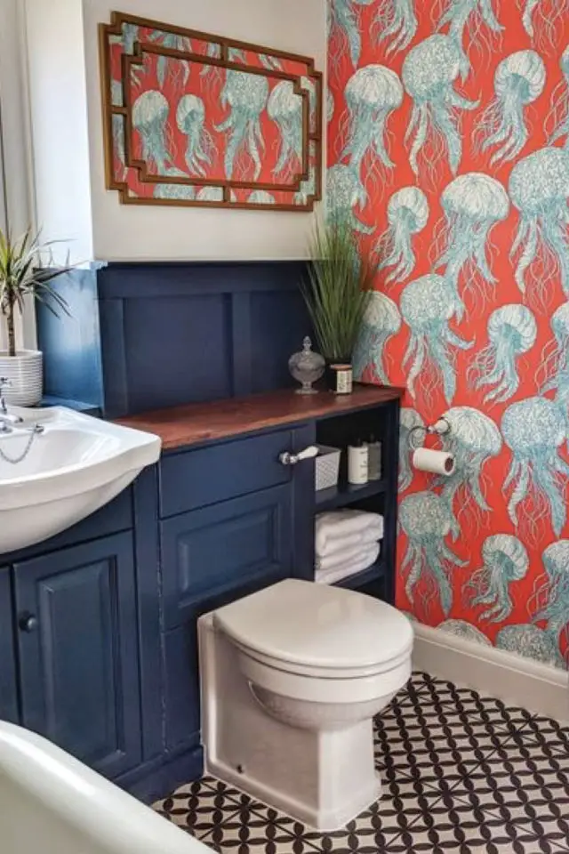salle de bain maxi couleur exemple papier peint corail motif méduse soubassement bleu canard