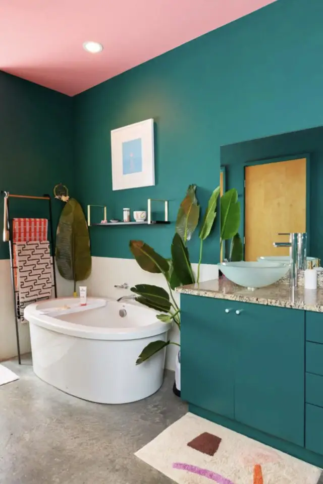 salle de bain maxi couleur exemple color block vert mur peinture plafond rose