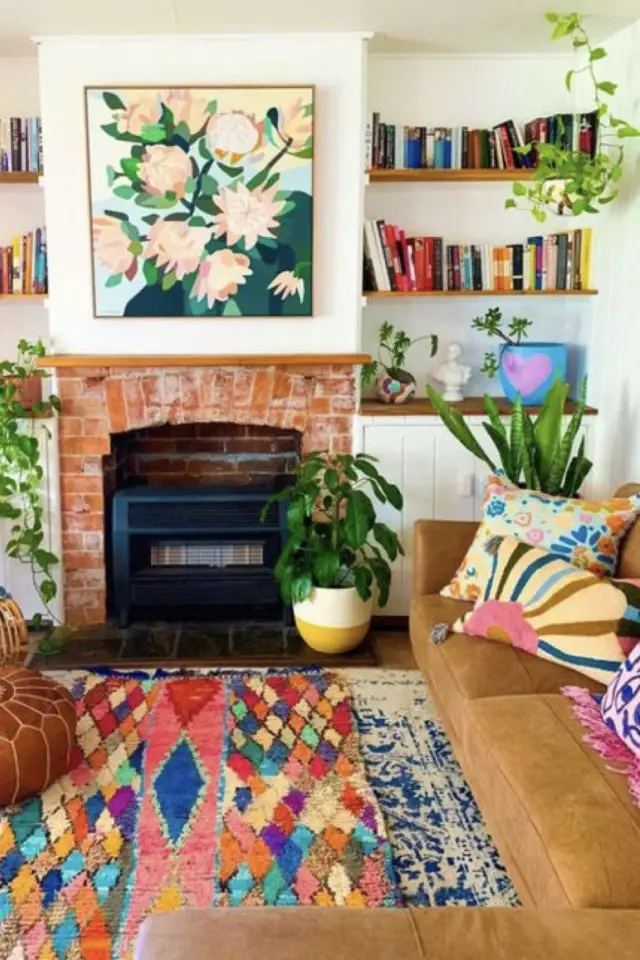 salon couleur estivale exemple tapis motifs géométriques multicolores cheminée grand tableau floral canapé couleur core coussins colorés