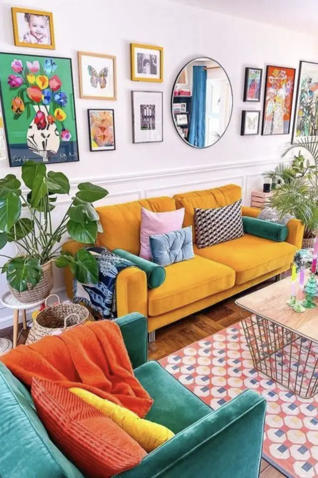 salon couleur estivale exemple canapé jaune ocre fauteuil vert tapis multicolore plantes vertes